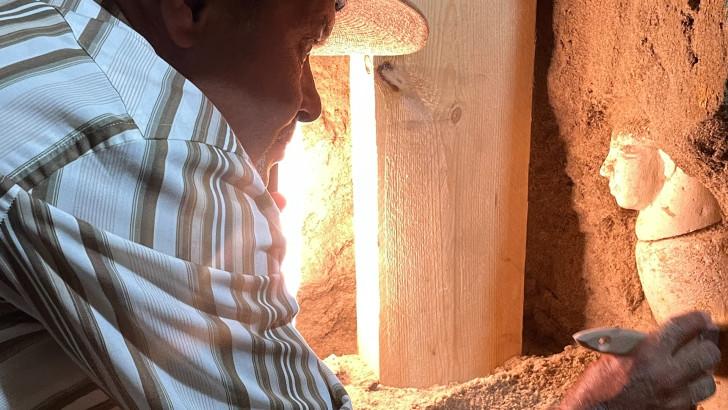 Un archéologue en plein travail